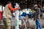 Installation d'une pompe à eau, après le séisme et le tsunami qui ont touché l'île Sulawesi en Indonésie, le 28 septembre 2018.