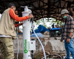 Installation d'une pompe à eau, après le séisme et le tsunami qui ont touché l'île Sulawesi en Indonésie, le 28 septembre 2018.
